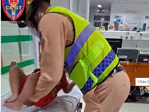 Cháu bé được cứu sống nhờ CSGT mở đường, kịp thời đưa đến bệnh viện. (Ảnh: CACC)