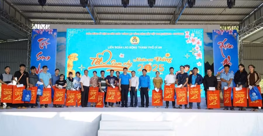 Công nhân lao động có hoàn cảnh khó khăn được hỗ trợ về quê ăn Tết.