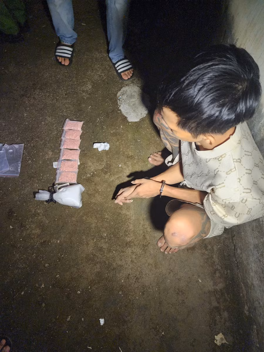 Đối tượng liên quan cùng tang vật. Ảnh: C.A