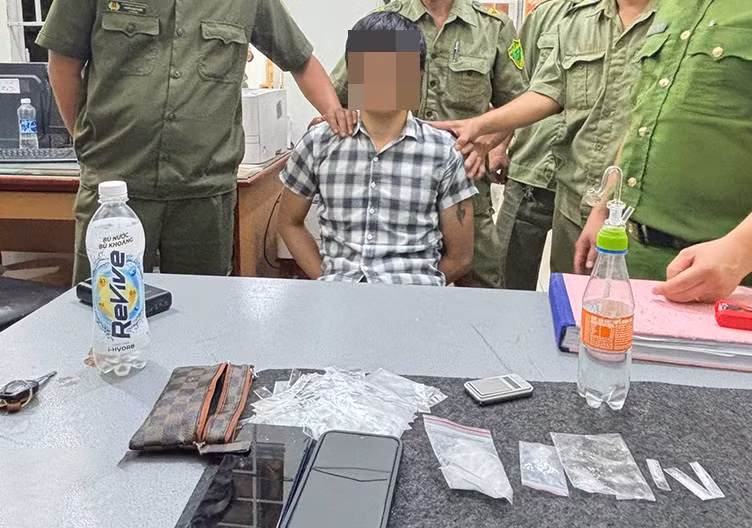 Vũ Đình Lâm cùng tang vật. Ảnh: C.A