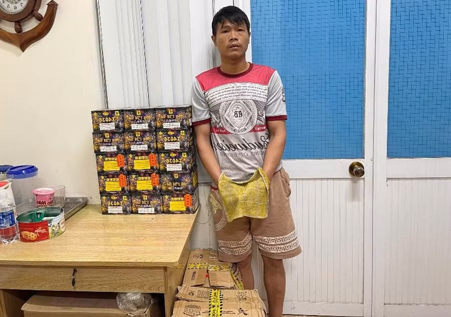 Nguyễn Văn Sơn cùng tang vật. Ảnh: C.A