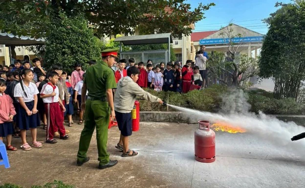 Học sinh học xử lý xì bình gas.