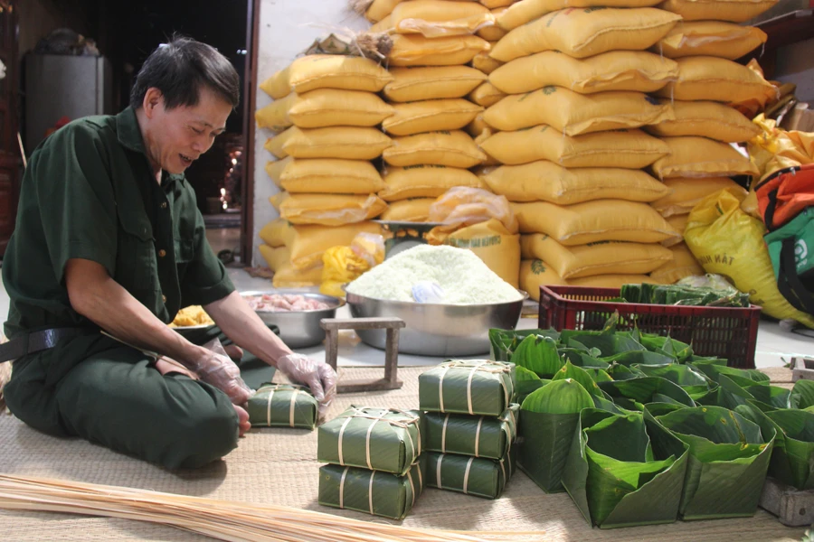 Thợ gói bánh lành nghề lâu năm. Ảnh: H.C.