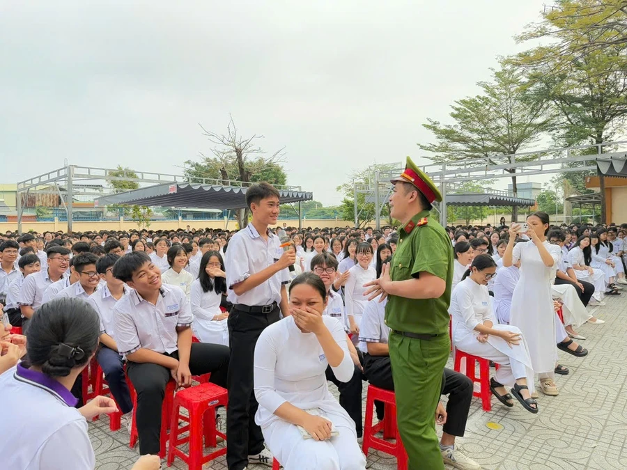 Học sinh đặt câu hỏi với chiến sĩ công an.