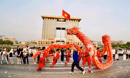 Khởi động Lễ rước kiệu bà là tiết mục múa rồng trước Trung tâm hành chính tỉnh Bình Dương. (ảnh H.C)