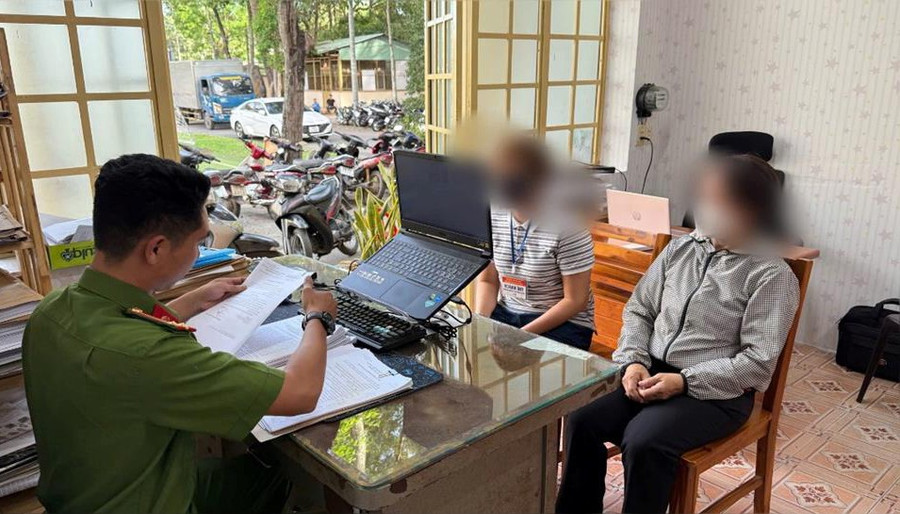 Hai đối tượng thầu đề làm việc với công an. Ảnh: C.A