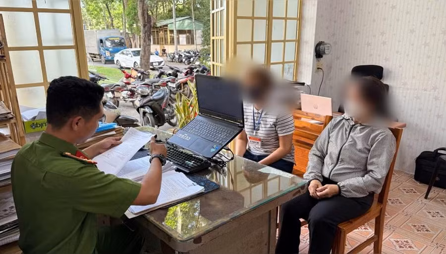 Hai đối tượng thầu đề làm việc với công an. Ảnh: C.A