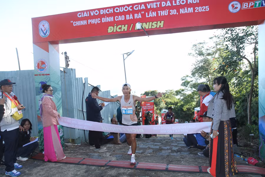 VĐV Hoàng Nguyên Thanh giành danh hiệu “Vua leo núi” tại Giải việt dã leo núi “Chinh phục đỉnh cao Bà Rá” lần thứ 30.