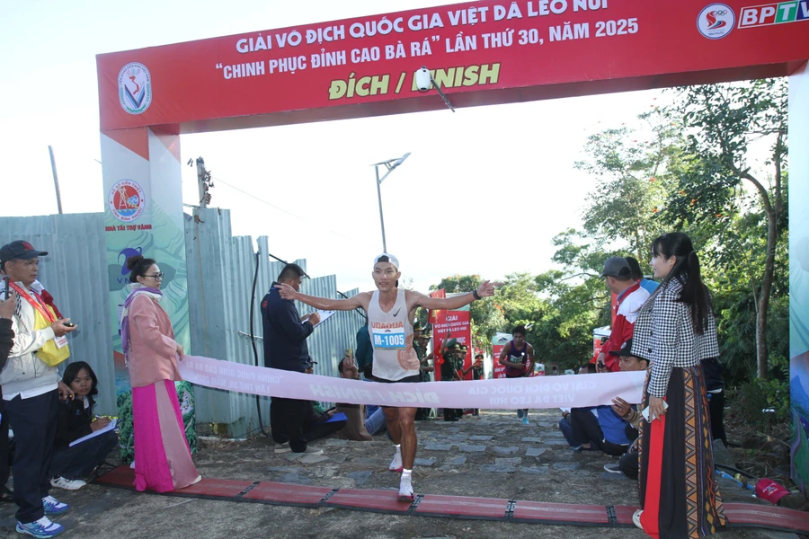 VĐV Hoàng Nguyên Thanh giành danh hiệu “Vua leo núi” tại Giải việt dã leo núi “Chinh phục đỉnh cao Bà Rá” lần thứ 30.