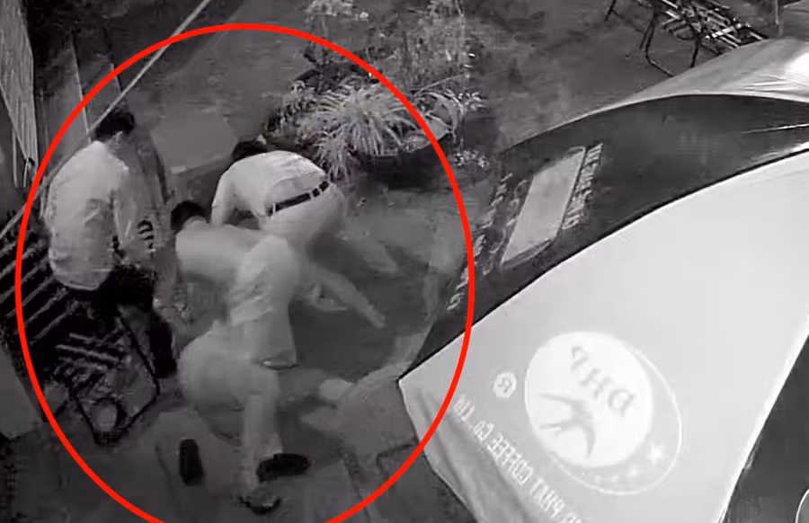 Tài xế taxi bị nhóm 3 người đàn ông đánh hội đồng (Ảnh: Cắt từ clip)