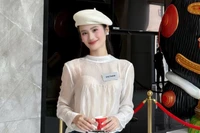 'Bà trùm' hoa hậu hé lộ tin nhắn đặc biệt về Ý Nhi trước giờ G