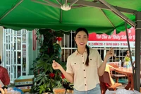 Hoa hậu Lương Thùy Linh nấu cơm tặng bệnh nhi ung bướu