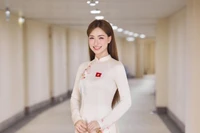 Nữ ca sĩ Hòa Minzy kêu gọi mọi người khi đi xem diễu binh diễu hành không xả rác.