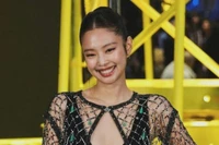 Jennie (BLACKPINK) gây 'bão' với trang phục táo bạo