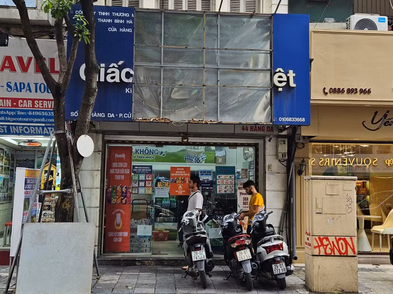 Gió lớn kèm theo cây đổ khiến không ít những biển quảng cáo tại Hà Nội hư hỏng nặng. 10.jpg