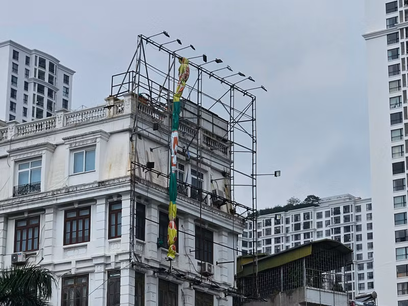 Dàn biển quảng cáo trơ xương sắt và dàn đèn trước cửa khu đô thị ở Ngã Tư Sở. 12.jpg