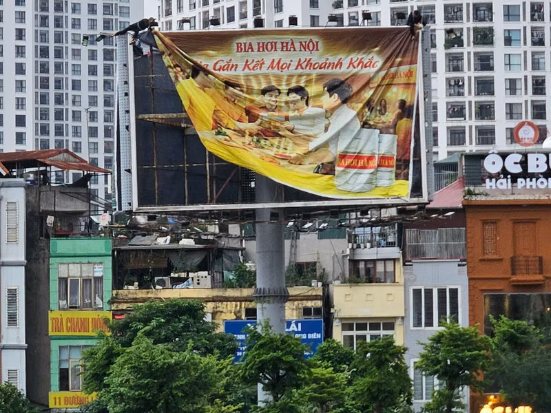 Sau khi bão Yagi đổ bộ tối ngày 7/9, ngoài hàng chục ngàn cây xanh đổ, bật gốc thì các biển quảng cáo đặc biệt những vị trí trên cao bị ảnh hưởng nặng nề. 4.jpg