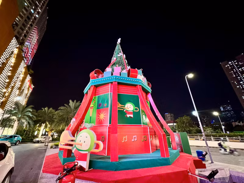 Cây thông Noel dưới chân Vincom Trần Duy Hưng q10.jpg