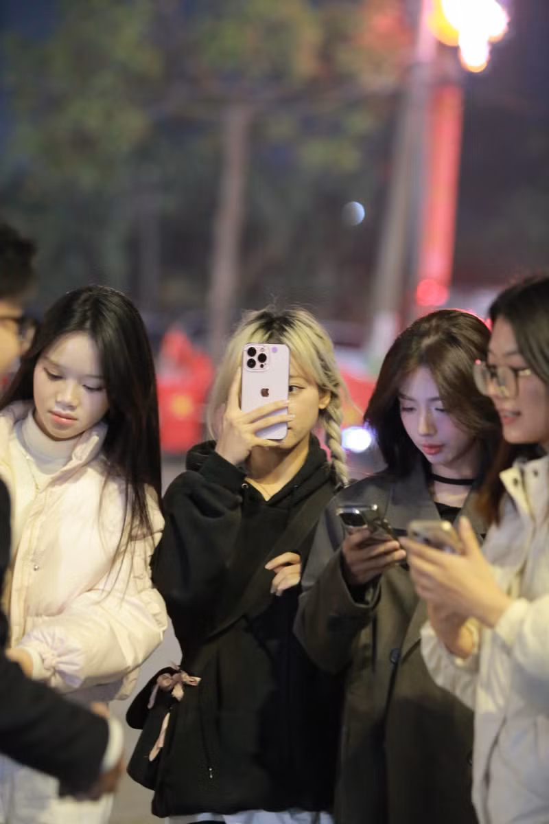 Dàn các cô gái xinh tới cổ vũ ĐT Việt Nam tại SVĐ Việt Trì tối ngày 21/12. v8.jpg