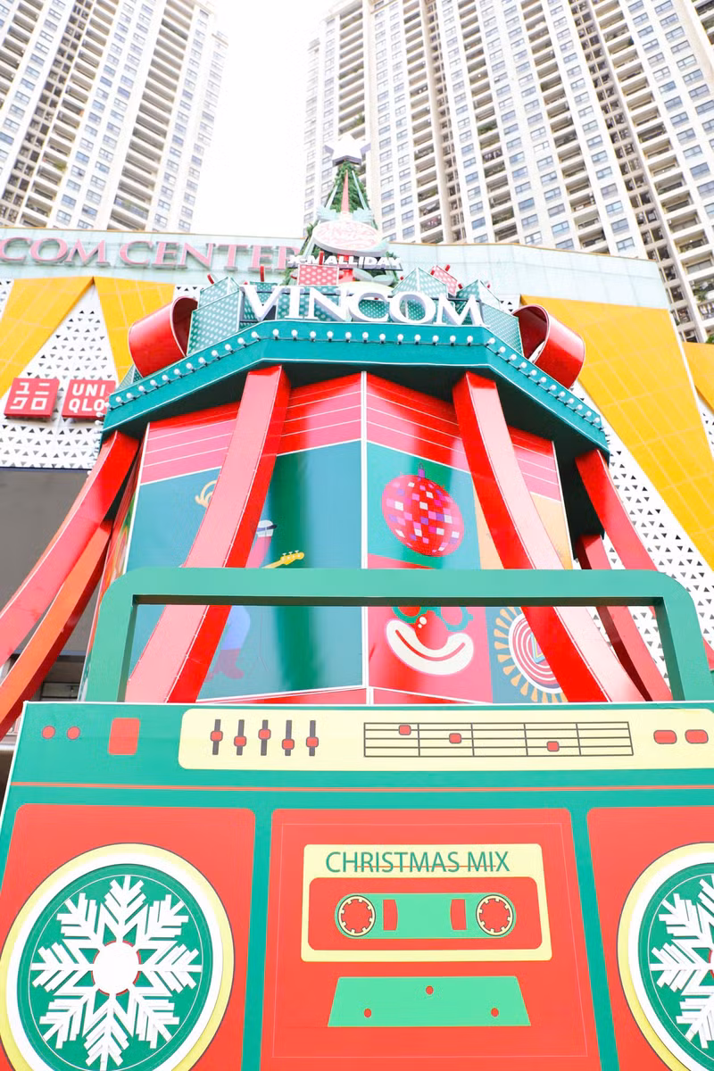 Tại các trung tâm thương mại lớn ở Thủ đô như Vincom, Lotte, các cây thông khổng lồ đã dựng ngay phía dưới chân tòa nhà và được trang trí rực rỡ thu hút người dân tới sảnh chụp ảnh, vui chơi. q2.jpg