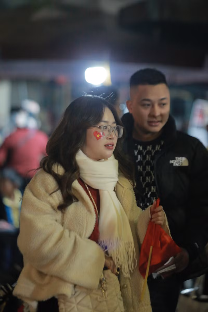 Các nữ CĐV rạo rực sẵn sàng cổ vũ ĐT Việt Nam v9.jpg