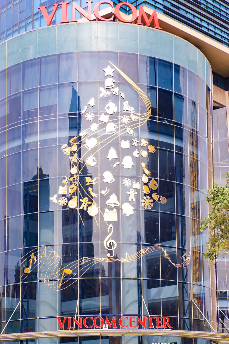 Tận dụng ngay phần kính trung tâm, Vincom Nguyễn Chí Thanh đã trang trí cây thông ấn tượng. q7.jpg