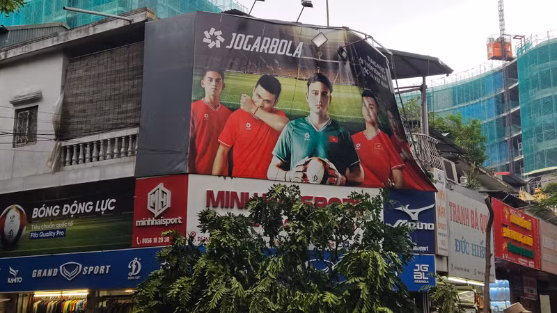 Nhiều người dân sống xung quanh những biển quảng cáo cỡ lớn ở khoảng không trên cao sau khi bão Yagi quần thảo Hà Nội đều chung cảm giác bất an bởi những hiểm họa từ trên trời này. 1.jpg