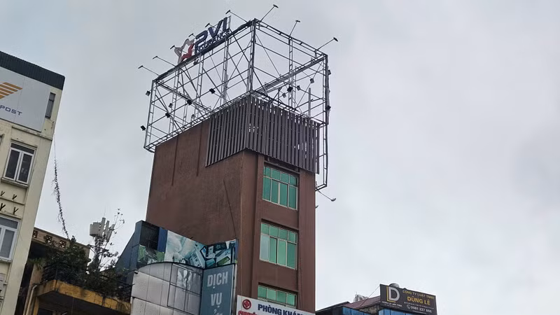 Một khung quảng cáo cỡ lớn trơ trụi sau bão Yagi trên phố Tây Sơn - Hà Nội. 11.jpg