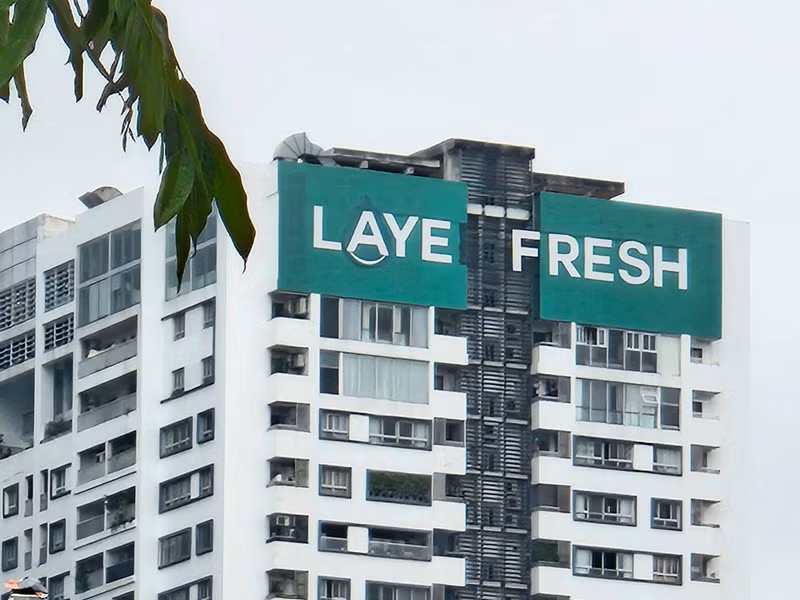 Là một người làm trong ngành lắp đặt biển, bảng quảng cáo tại Hà Nội, anh Trần Trung Tín (Nam Định) cho biết: "Sau cơn bão rất nhiều cửa hàng, nhãn hiệu gọi chúng tôi đến in ấn, lắp đặt lại bảng hiệu. Do lượng khách quá lớn mà số thợ đủ trình độ để thi công lại có hạn nên tôi phải từ chối và chỉ nhận một số khách hàng quen". 8.jpg