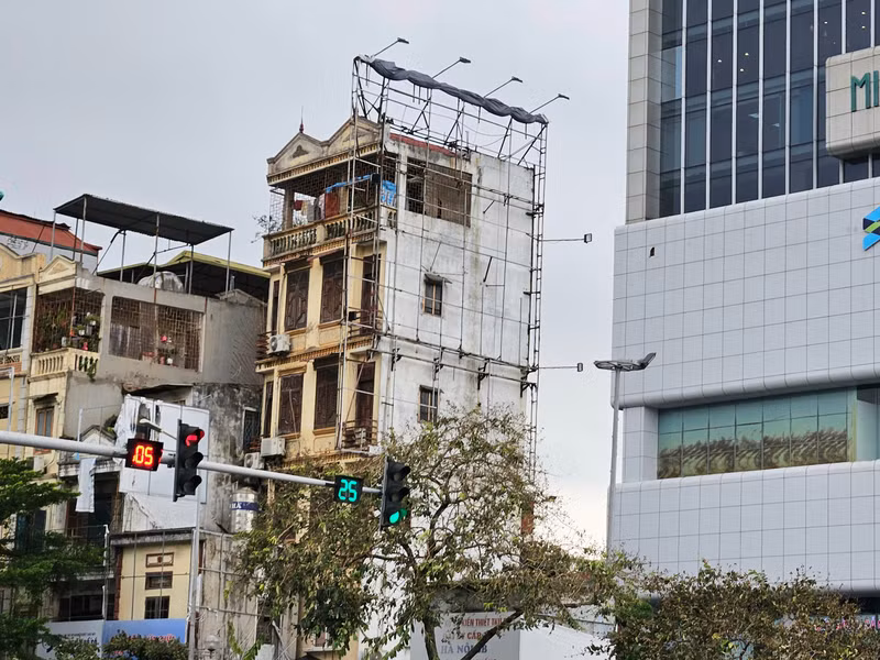 Khung cảnh hiểm họa từ trên cao này của Hà Nội sau bão Yagi khiến nhiều người không khỏi lắc đầu ái ngại. 14.jpg