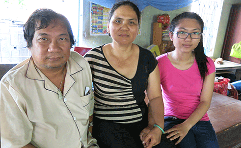 Anh Ẩn bên vợ và con gái