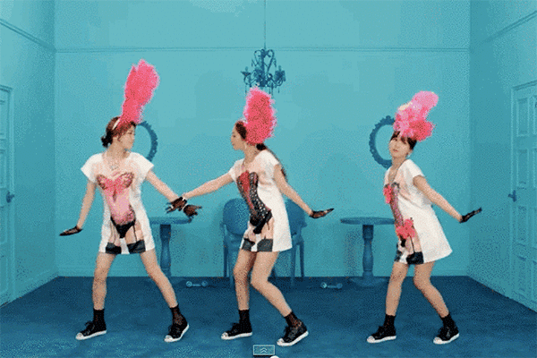 Phì cười với những trang phục kì cục nhất trong các MV Kpop ảnh 17