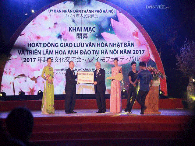 Khai mạc lễ hội hoa Anh đào gây bất ngờ vì... 10 phút mất điện - Ảnh 4 Khai mac le hoi hoa Anh dao gay bat ngo vi... 10 phut mat dien - Anh 4