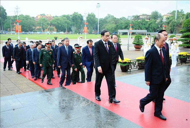 Các đồng chí lãnh đạo, nguyên lãnh đạo Đảng và Nhà nước lãnh đạo các ban, bộ, ngành, đoàn thể Trung ương viếng Chủ tịch Hồ Chí Minh. Các đồng chí lãnh đạo, nguyên lãnh đạo Đảng và Nhà nước lãnh đạo các ban, bộ, ngành, đoàn thể Trung ương viếng Chủ tịch Hồ Chí Minh.