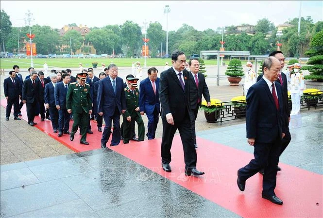 Các đồng chí lãnh đạo, nguyên lãnh đạo Đảng và Nhà nước lãnh đạo các ban, bộ, ngành, đoàn thể Trung ương viếng Chủ tịch Hồ Chí Minh.