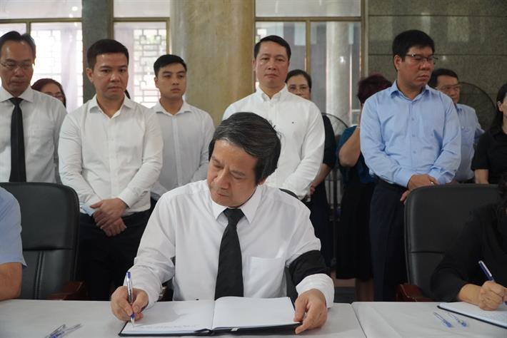 Bộ trưởng Nguyễn Kim Sơn ghi sổ tang tại lễ tang GS.TS Trần Hồng Quân.