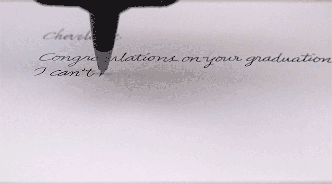 Bond đang viết chữ như con người