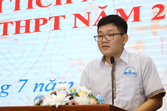 Bùi Lê Hà Nhân, đại diện học sinh đạt thành tích cao phát biểu tại lễ tuyên dương.