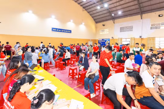 Đông đảo người dân Cà Mau tình nguyện tham gia hiến máu.