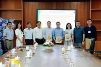 Đại diện nhà trường và đoàn công tác Báo GD&TĐ chụp ảnh lưu niệm.