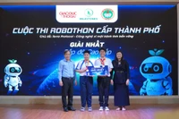 Ông Nguyễn Phúc Tăng và bà Võ Thị Hiền trao giải Nhất (Cao cấp) cho Đội Trường THCS Đoàn Thị Điểm.