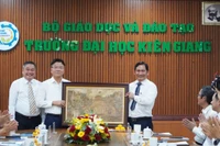 Đại diện Nhà trường tặng quà Phó Thủ tướng Lê Thành Long. 