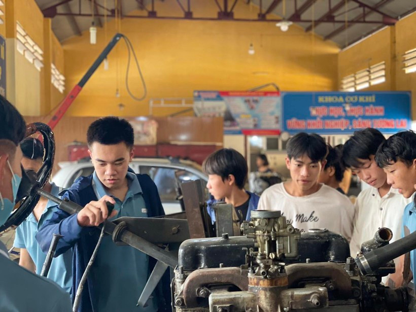 Học sinh Trường PTDTBT THCS Chung Chải (huyện Mường Nhé) tham gia trải nghiệm nghề nghiệp tại Trường Cao đẳng Nghề Điện Biên. Chuyển đổi tư duy nghề nghiệp cho học sinh miền núi ảnh 2