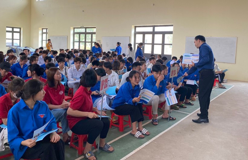 Học sinh Trường THPT huyện Mường Nhé tham gia tư vấn, định hướng nghề nghiệp. Chuyển đổi tư duy nghề nghiệp cho học sinh miền núi ảnh 1