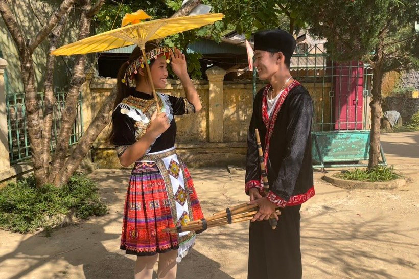 Học sinh huyện Tủa Chùa tham gia hoạt động trải nghiệm, tìm hiểu về khèn Mông. Réo rắt tiếng Khèn trên cao nguyên đá Tủa Chùa ảnh 2