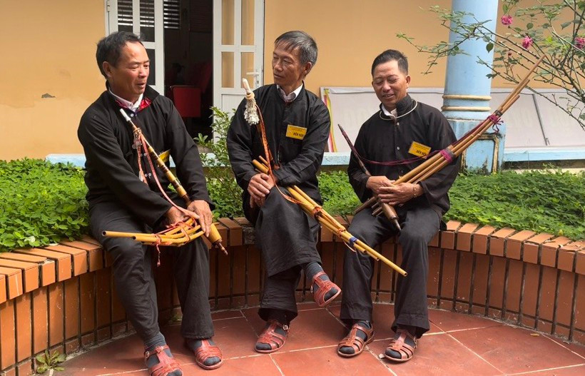 Ông Sình A Tâu (ở giữa) trao đổi về nghệ thuật múa khèn với bà con địa phương. Réo rắt tiếng Khèn trên cao nguyên đá Tủa Chùa ảnh 1