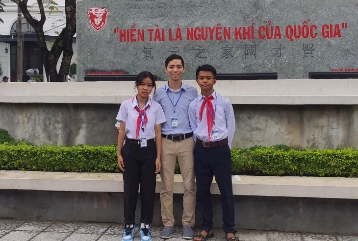 Thầy giáo Trần Đình Phương và 2 học sinh trong đó có Lê Thanh Trường. Nam sinh người Pa Kô trên đỉnh Trường Sơn vượt khó học giỏi ảnh 2