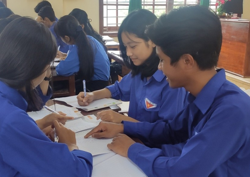 Lê Thanh Trường và các bạn học sinh người dân tộc Pa Kô. Nam sinh người Pa Kô trên đỉnh Trường Sơn vượt khó học giỏi ảnh 1