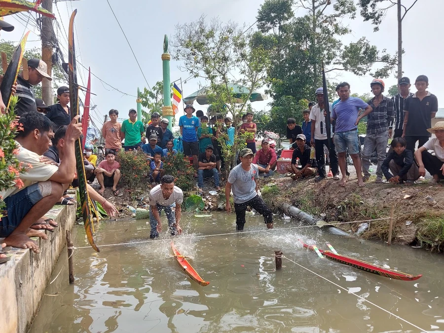 Độc đáo đua 'ghe ngo mini' của đồng bào Khmer