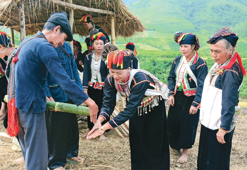 Người Khơ Mú vào mùa Tra hạt ảnh 3